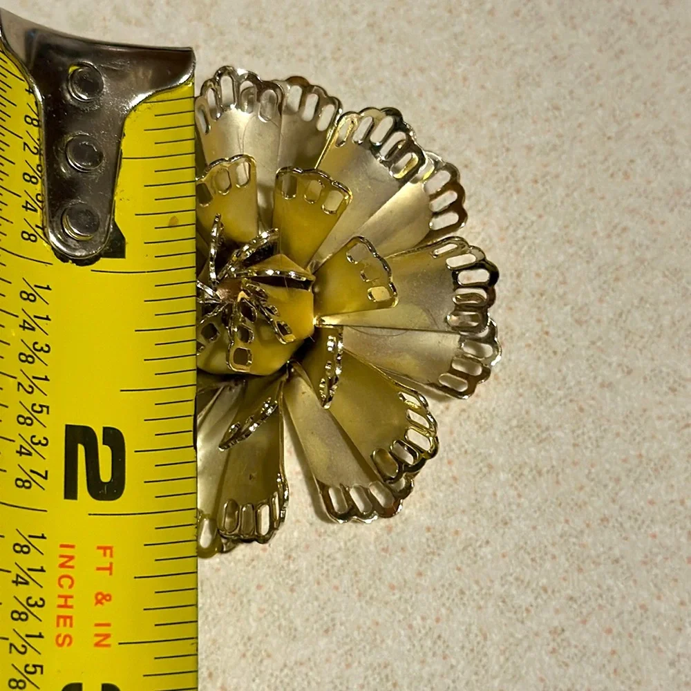 Vintage Coro gold tone 3D flower broach (695)